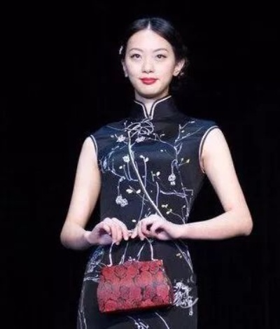 旗袍与手包的绝配指南，这些品牌让你国风穿搭更出彩