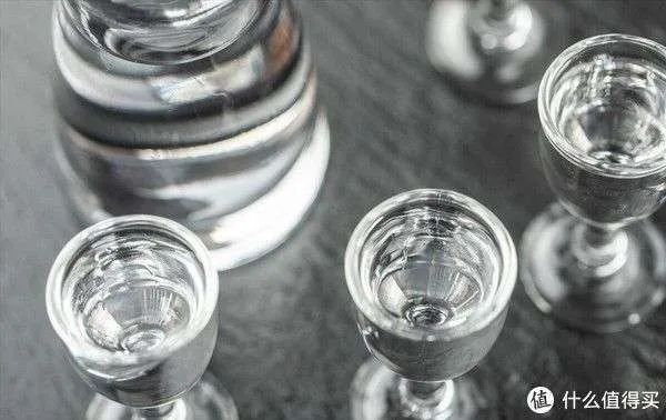 百元内小瓶白酒推荐指南，便宜不丢面子的聚会神器