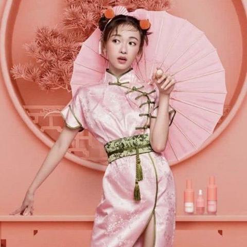 国潮新风尚，带脸谱的旗袍品牌图片大全及文化解读