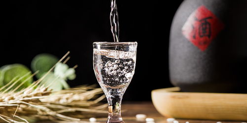 裸瓶白酒，平价小众国潮风的崛起密码