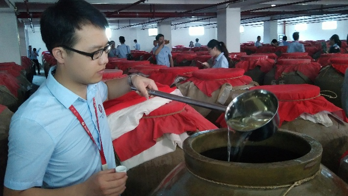 我家白酒的诞生故事，从土陶缸到全国市场的逆袭之路
