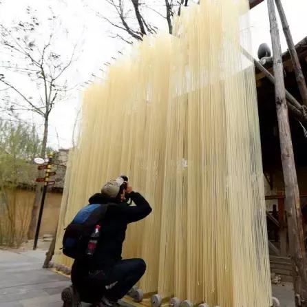 乡村旅游爆火背后的秘密，从政策到流量，看中国乡村如何逆袭成网红