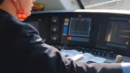 揭秘！火车司机如何操作？直击驾驶室全流程+直播模拟体验