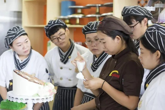 正宗西点哪里学？手把手教你选对烘焙学校