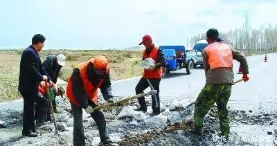 乡村公路养护人员待遇现状，待遇低但责任重，如何破局？