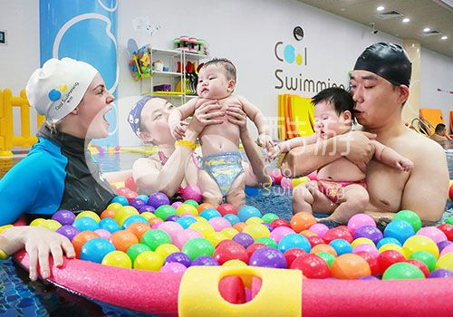 北京亲子游泳早教加盟店—开启孩子成长的水上乐园