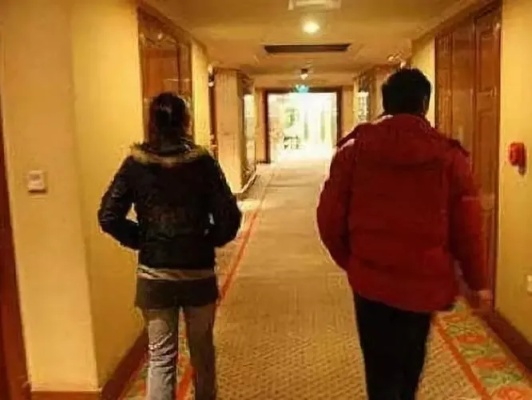 男子查老婆开房记录，家庭信任危机
