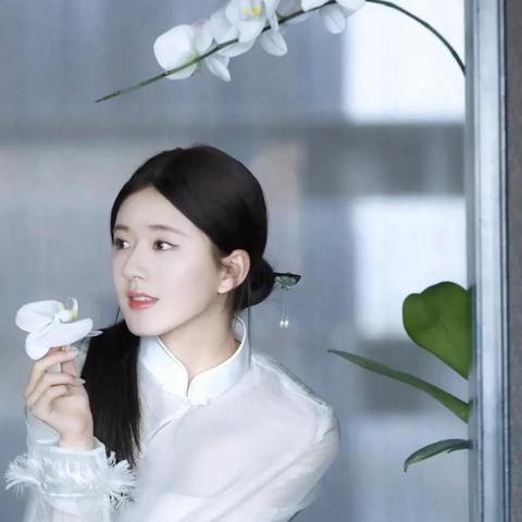 国风回潮！2023年女生必入的旗袍发冠品牌指南