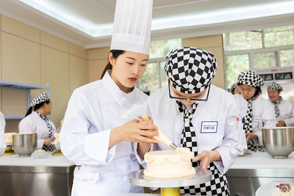 学西点蛋糕去哪找？手把手教你找学徒机会