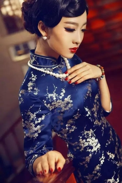 纹绣旗袍推荐品牌女士款，如何选对款式与品牌，让传统美学焕发新生