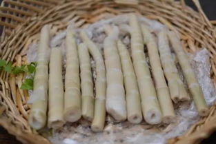 云南鸡枞菌零食品牌崛起记，从山野美味到全民追捧的三大密码