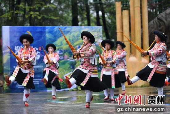 乡村小学生的舞蹈课，从土坡到舞台的成长故事