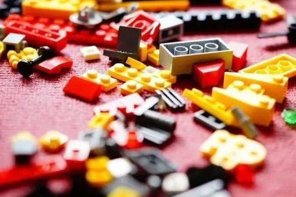 中国玩具品牌崛起记，从积木到潮玩，谁在玩转童年？