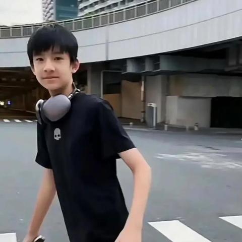 杨洋代言甜零食品牌，流量明星如何为传统行业注入新活力？