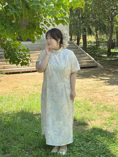 大码女孩的旗袍新时尚，改良旗袍品牌如何打破传统束缚？