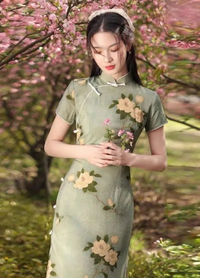 旗袍中的绿意盎然，淡雅绿色如何成为女装品牌的时尚密码？