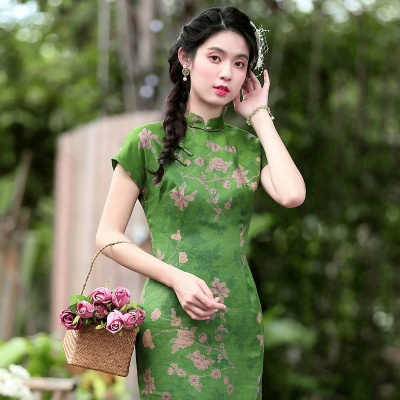 旗袍中的绿意盎然，淡雅绿色如何成为女装品牌的时尚密码？