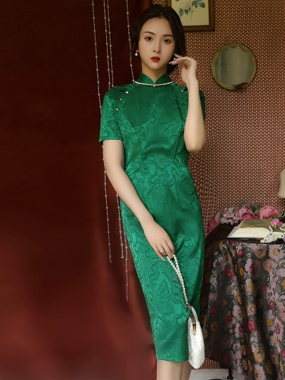 旗袍中的绿意盎然，淡雅绿色如何成为女装品牌的时尚密码？