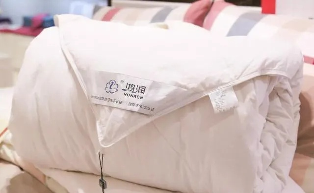 南阳定制鸭绒被价格全解析，多少钱一斤？选购指南+避坑技巧