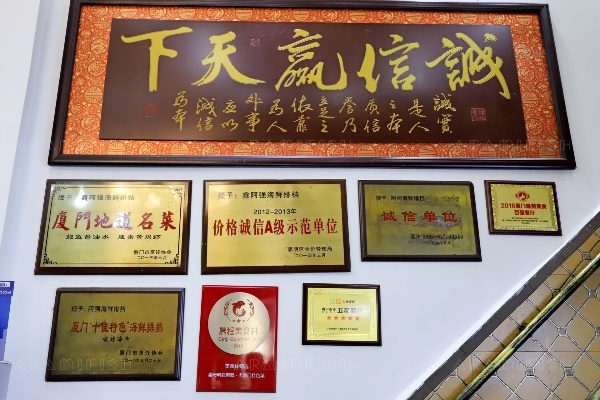 为什么你的餐饮店还在用普通牌匾？品牌授权牌匾让你的品牌价值翻倍！