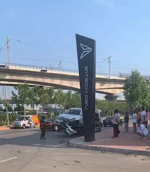 奔驰撞人案黄雅妮 山东奔驰女司机事件