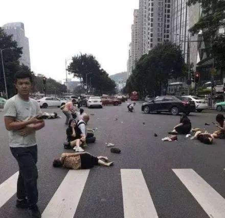 奔驰捏大白奶女司机 