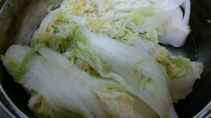 白菜在冰箱可以放多久 白菜在冰箱放多久就不能吃了 白菜在冰箱可以放多久 白菜在冰箱放多久就不能吃了