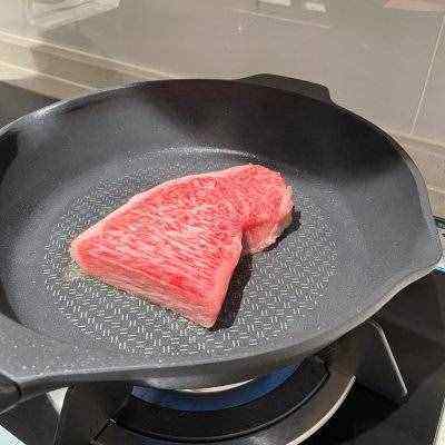 牛排冰箱拿出来要解冻 牛排冰箱拿出来要解冻再煎吗