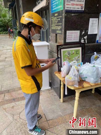 外卖小哥低头悼念新冠病毒 新型冠状病毒感人故事外卖小哥