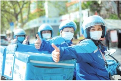 外卖小哥低头悼念新冠病毒 新型冠状病毒感人故事外卖小哥
