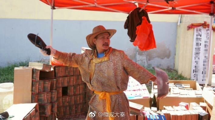 皮鞋砸铁锹为什么不破 皮鞋砸铁锹为什么不破皮
