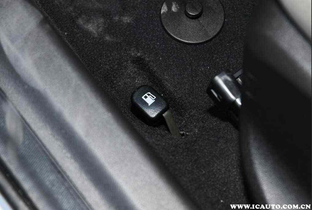别克商务车油箱盖怎么打开 别克商务车的油箱盖怎么打开