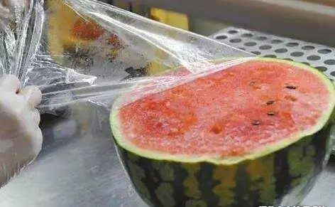 西瓜放冰箱隔夜能吃吗 西瓜放冰箱里隔夜能吃吗?