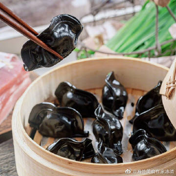 正装黑亮皮鞋微博 穿着黑色皮鞋帅气男人微博