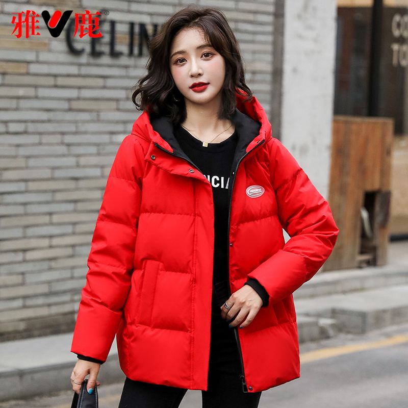 红色羽绒服搭配什么裤子 红色羽绒服搭配什么裤子好看