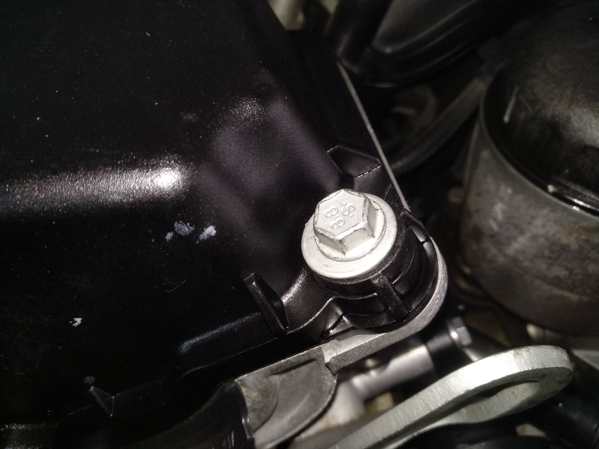 宝马x1气门室盖漏油 宝马x1气门室盖漏油需要更换气门室盖吗