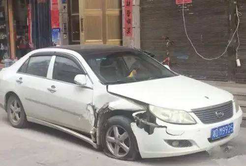 大众朗逸惨烈车祸图片 黑色大众朗逸小车被撞图片