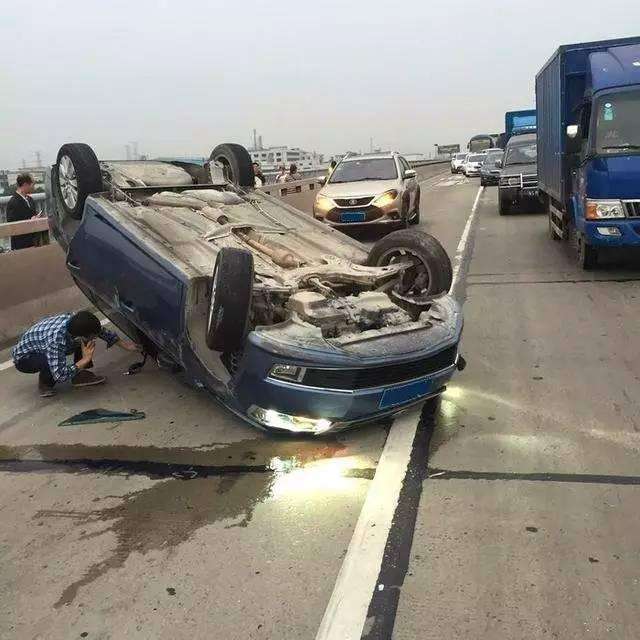 大众朗逸惨烈车祸图片 黑色大众朗逸小车被撞图片