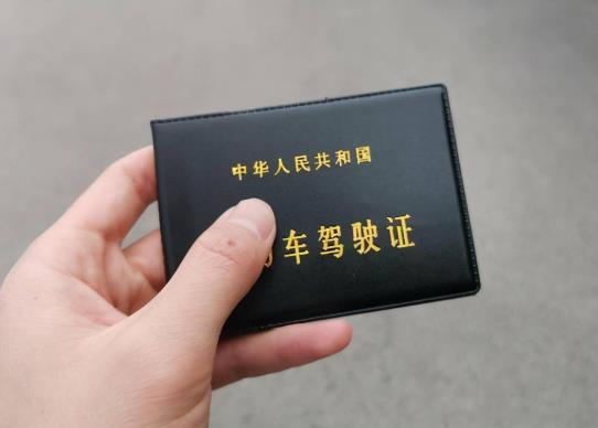 驾照没满一年能租车吗 驾校没满一年可以租车吗