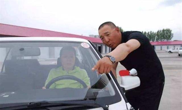 拿到驾照跟教练说什么 拿到驾照给教练说啥感谢的话