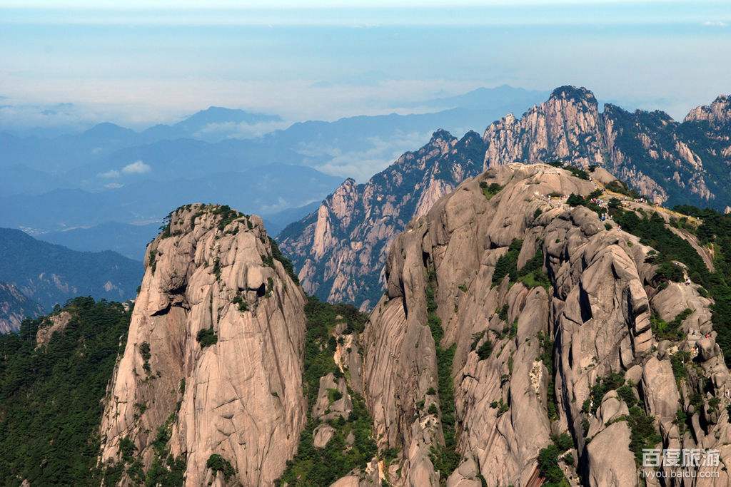 一位黄山观奇景 黄山奇石风景如画吸引了许多游客