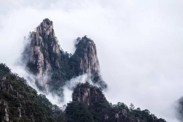 黄山甲天下的诗 黄山甲天下诗的名字