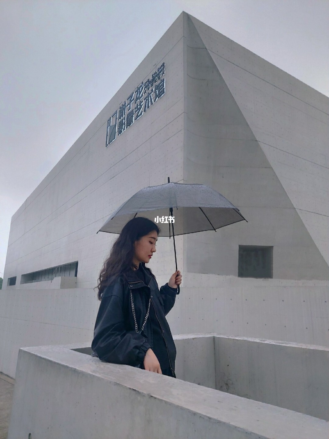 谢子龙美术馆 谢子龙美术馆保安大叔化身摄影师主动帮游客拍照