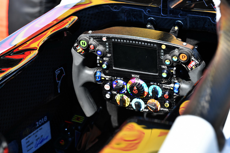 梅赛德斯f1方向盘解析 梅赛德斯f1方向盘解析图片 梅赛德斯f1方向盘解析 梅赛德斯f1方向盘解析图片