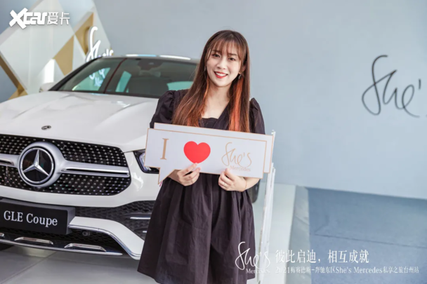 美女销售试驾梅赛德斯奔驰 