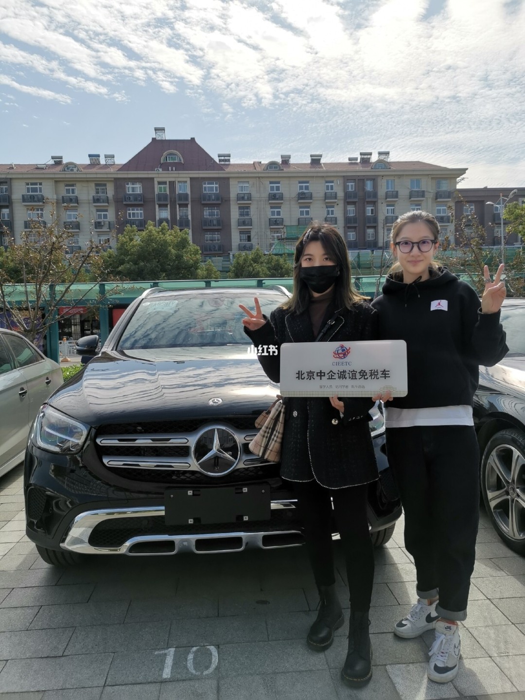 美女销售试驾梅赛德斯奔驰 