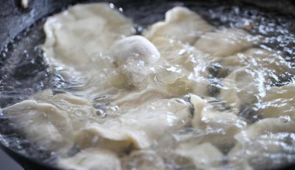 怎样煮水饺不破皮 怎样煮水饺不破皮不粘