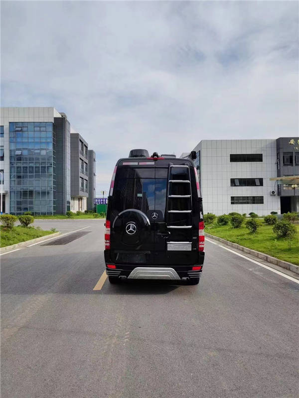 梅赛德斯奔驰四驱面包车 