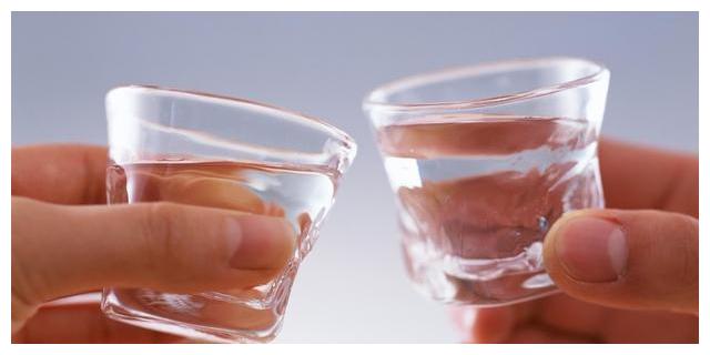 发烧可以喝白酒吗 发烧可以喝白酒吗大人