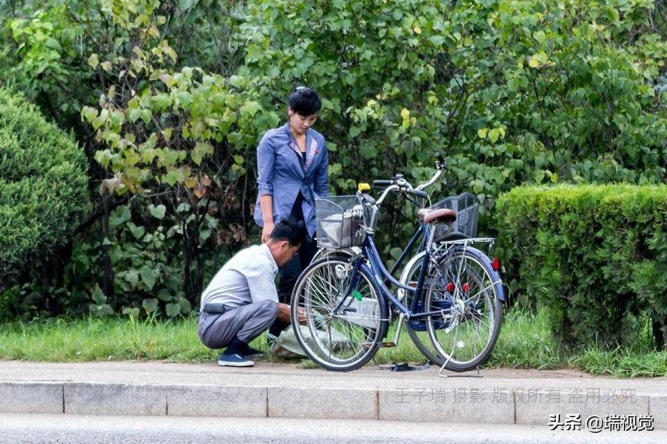 开奔驰的羡慕骑自行车的 开奔驰宝马的羡慕骑单车的